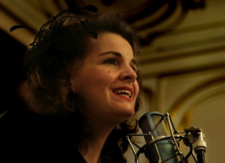 Chanson est és a Virágfestészet Bécsből című kiállítás záróakkordja Kisfaludon